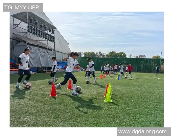 足球明星积极投身青训事业助力年轻球员成长与发展